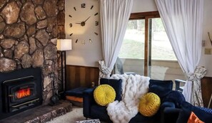 Smart TV y chimenea 