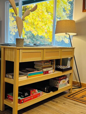 Game room - New listing! Cozy, Family-Friendly, 3-bedroom, minutes to downtown Packwood (Packwood)