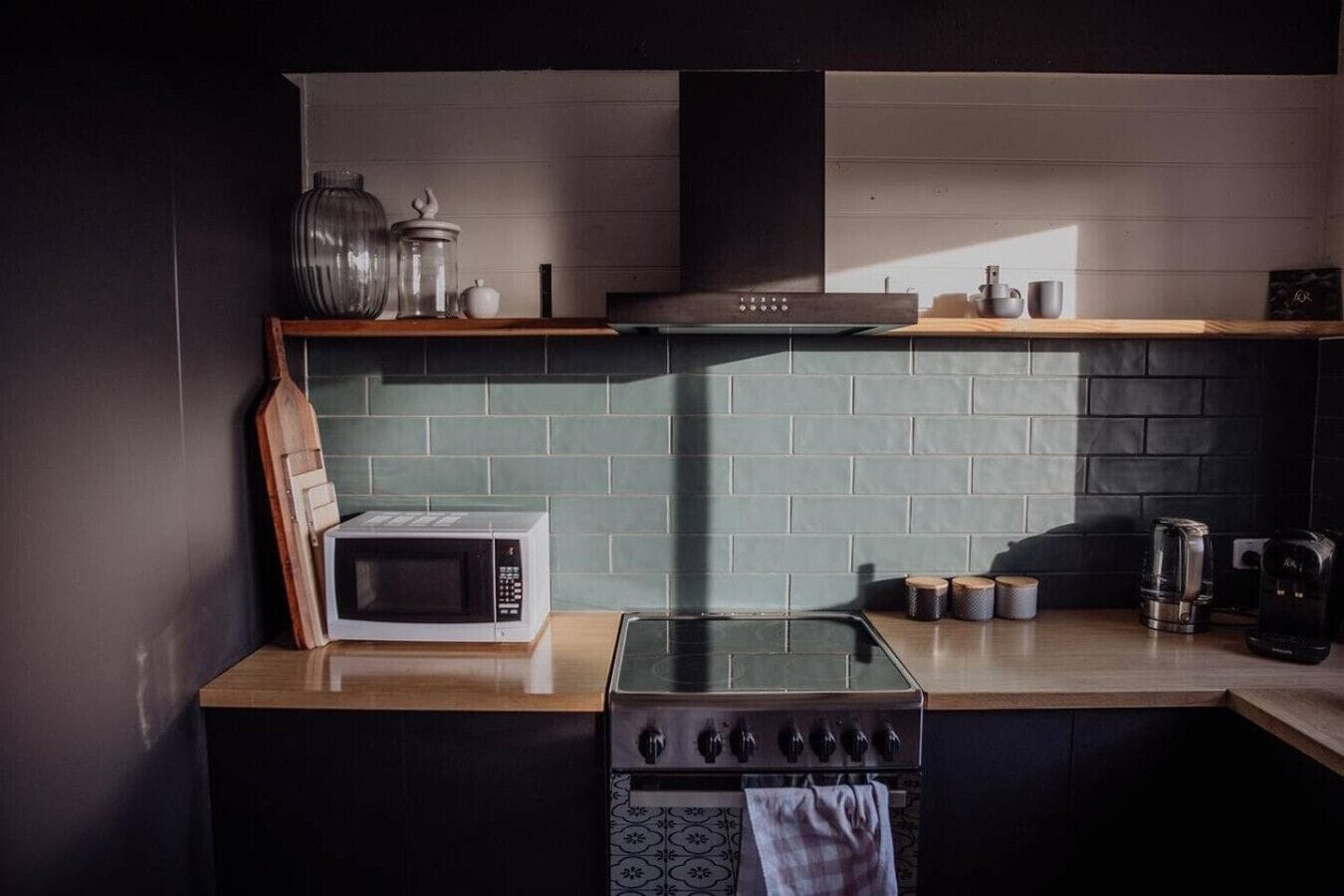 冷蔵庫、電子レンジ、オーブン、コンロ