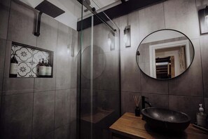 Dusche, Haartrockner, Shampoo