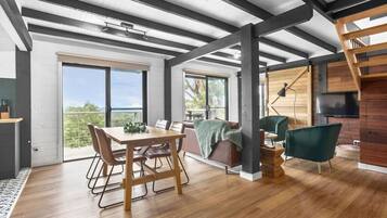 Een televisie en een open haard