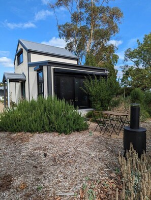 Outdoor dining - Duck`n Hill Loft & EV charge station! (Smiths Gully)
