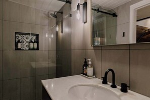 Shower, hair dryer, shampoo - Duck'n Hill Loft (& EV charge station!) (Smiths Gully)