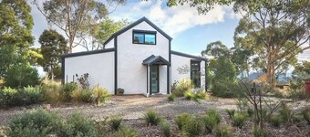 Duck'n Hill Loft (& EV charge station!)