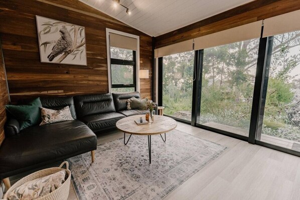 TV, books - Duck`n Hill Loft & EV charge station! (Smiths Gully)