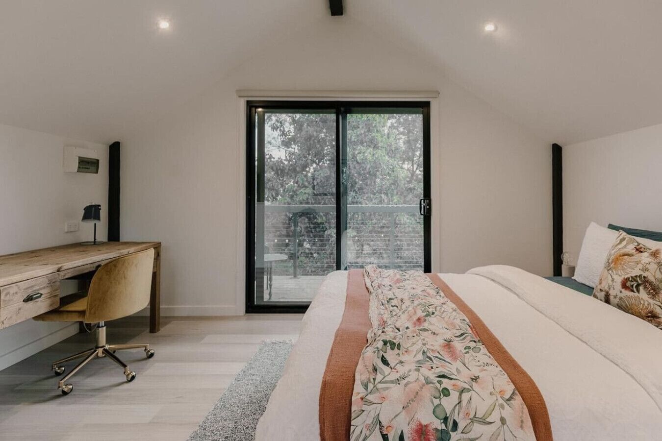 2 slaapkamers, een bureau, een strijkplank/strijkijzer, wifi