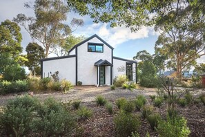 Exterior - Duck`n Hill Loft & EV charge station! (Smiths Gully)