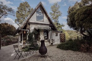 Outdoor dining - Duck`n Hill Cottage & EV charge station (Smiths Gully)