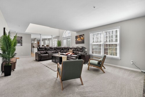 Spacious 5-bedroom house with AC, fitness room in charming Accokeek