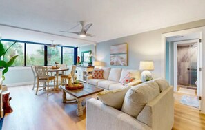 Living area - Siesta Key Sanctuary with Stunning Intracoastal Water Views (sarasota)