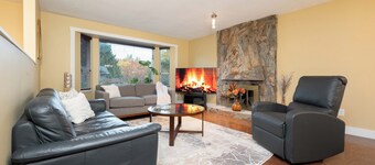 Cozy 3BR Family Home near City Centre & SkyTrain