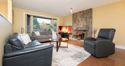 Cozy 3BR Family Home near City Centre & SkyTrain