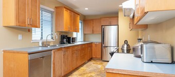 Cozy 3BR Family Home near City Centre & SkyTrain