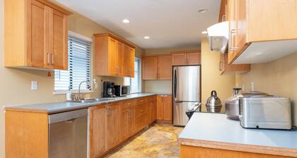 Cozy 3BR Family Home near City Centre & SkyTrain