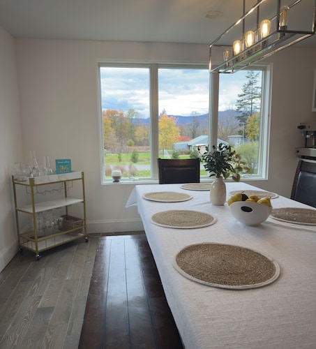 4-bd Malden Retreat with mountain views