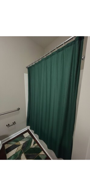 Sèche-cheveux, serviettes fournies, savon, shampoing