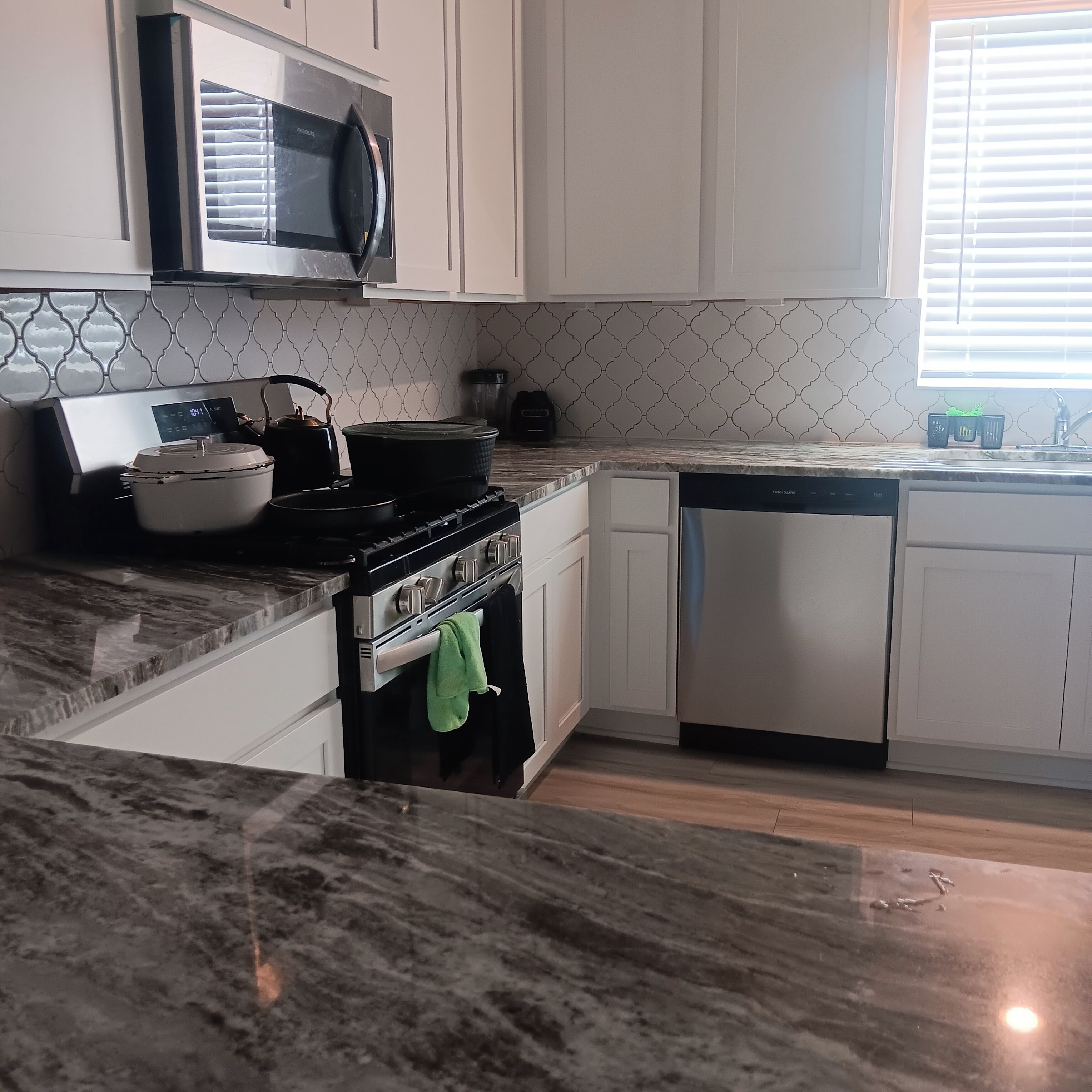 Mikrobølgeovn, ovn, kokeplater og oppvaskmaskin