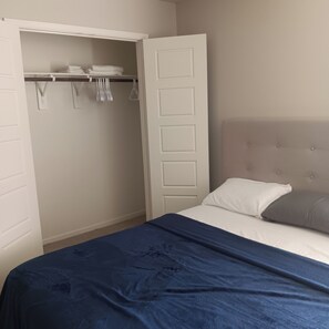 1 habitación, tabla de planchar con plancha y wifi gratis 