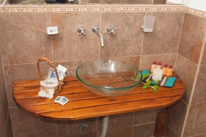 Sèche-cheveux, serviettes fournies, savon, papier toilette