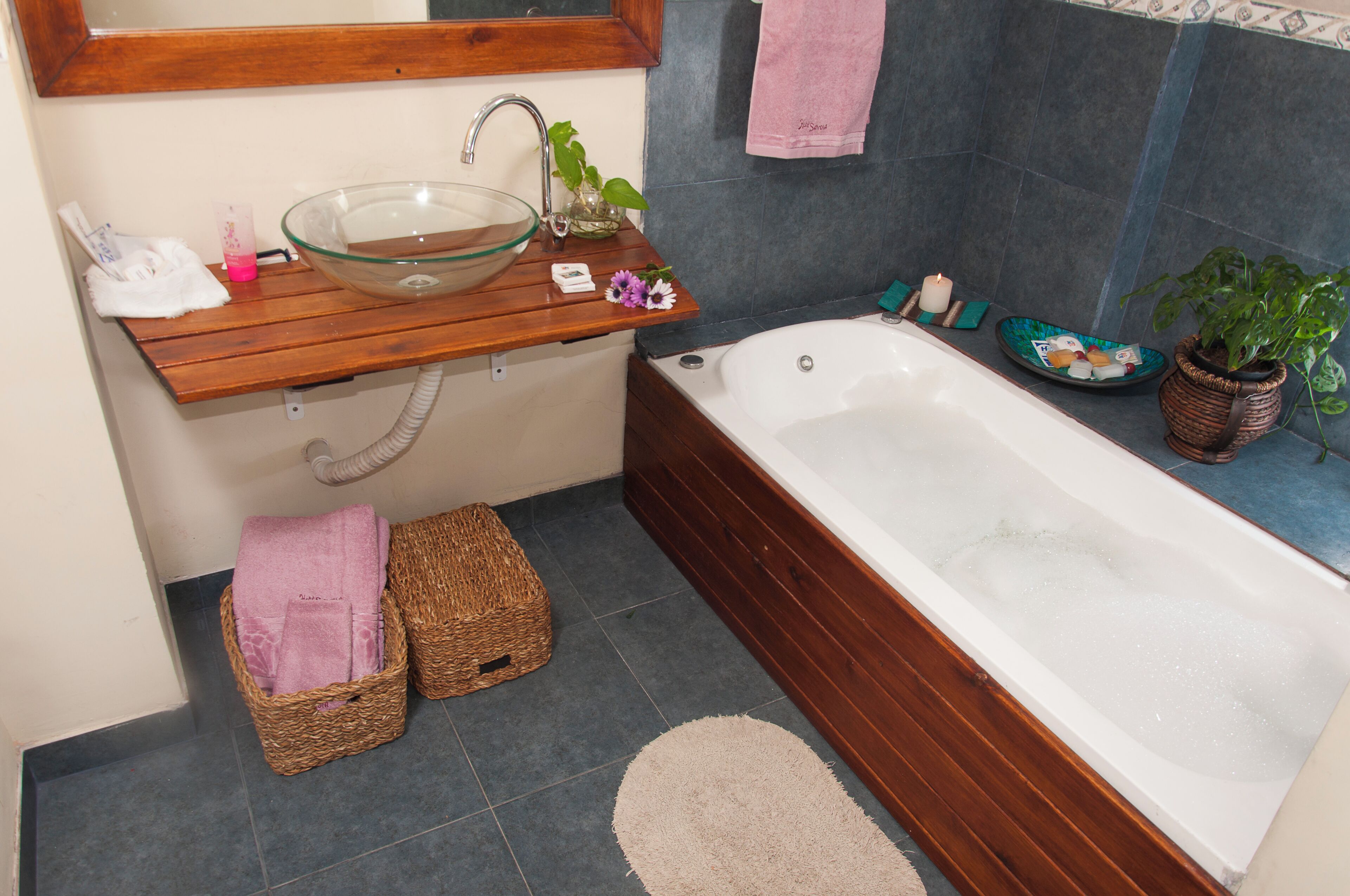 مجففات شعر، مناشف، صابون، ورق حمّام