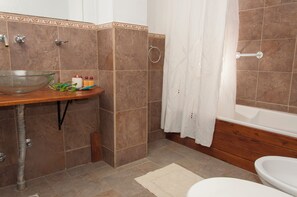 مجففات شعر، مناشف، صابون، ورق حمّام