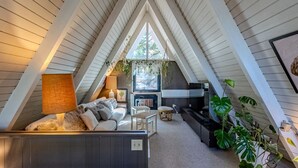 Smart-TV, Kamin, Bücher