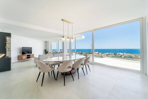 Hus, 5 soverom, røyk, privat basseng | Spisestue