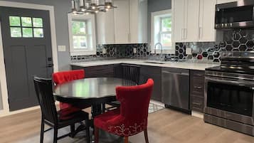 Mikroaaltouuni, uuni, liesi, astianpesukone