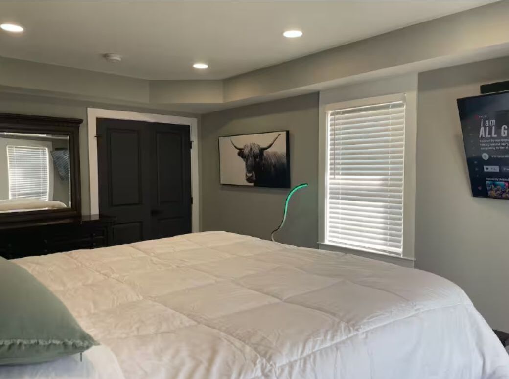 3 bedrooms, iron/ironing board, WiFi, bed sheets