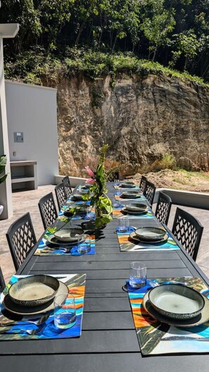 تناول الطعام بالخارج