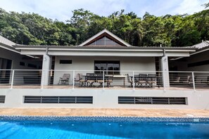Outdoor pool - Luxury Private Villa Near San Ignacio | Sleeps 2–10 | Pool, Gym & Flexible Layout (Santa Elena)