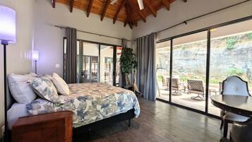 5 chambres, coffres-forts dans les chambres, bureau