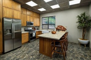 ثلاجة، ميكروويف، فرن، موقد طهي مسطح