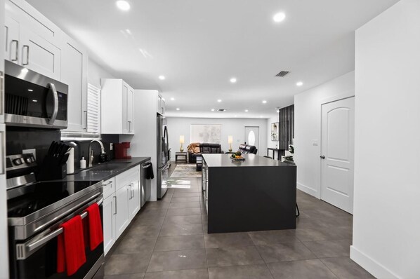 Full-size fridge, oven, stovetop, dishwasher