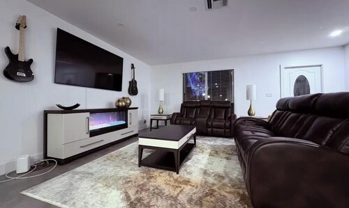 3BR Guitar House + Poker Lounge Near Hard Rock