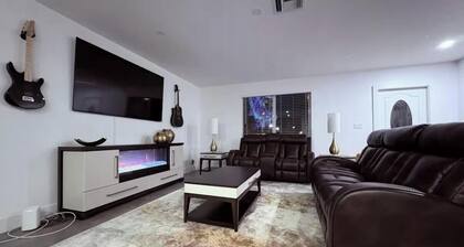 3BR Guitar House + Poker Lounge Near Hard Rock