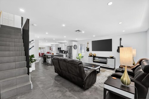 3-BDR Guitar House, Walk to Casino, located close to EVERYTHING