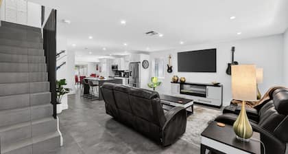 3-BDR Guitar House, Walk to Casino, located close to EVERYTHING