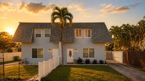 A two-story house with a front yard, a palm tree, and a driveway. - 3BR Guitar House + Poker Lounge Near Hard Rock (Hollywood)