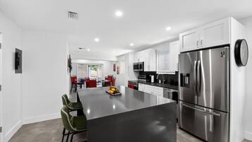 Club Townhome, City View | Private kitchen