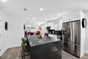 Club-Stadtwohnung, Stadtblick | Eigene Küche | Großer Kühlschrank, Ofen, Herdplatte, Geschirrspüler