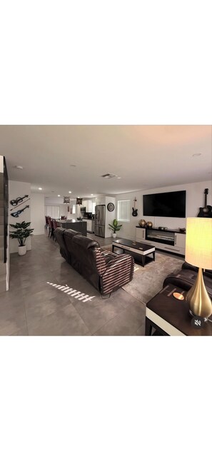 Deluxe Townhome, City View | Ruang tamu | 75 inci sebuah televisyen pintar dengan kabel, Netflix 