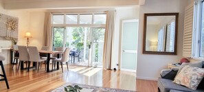 Älytelevisio, kirjoja, tietokoneen näyttö