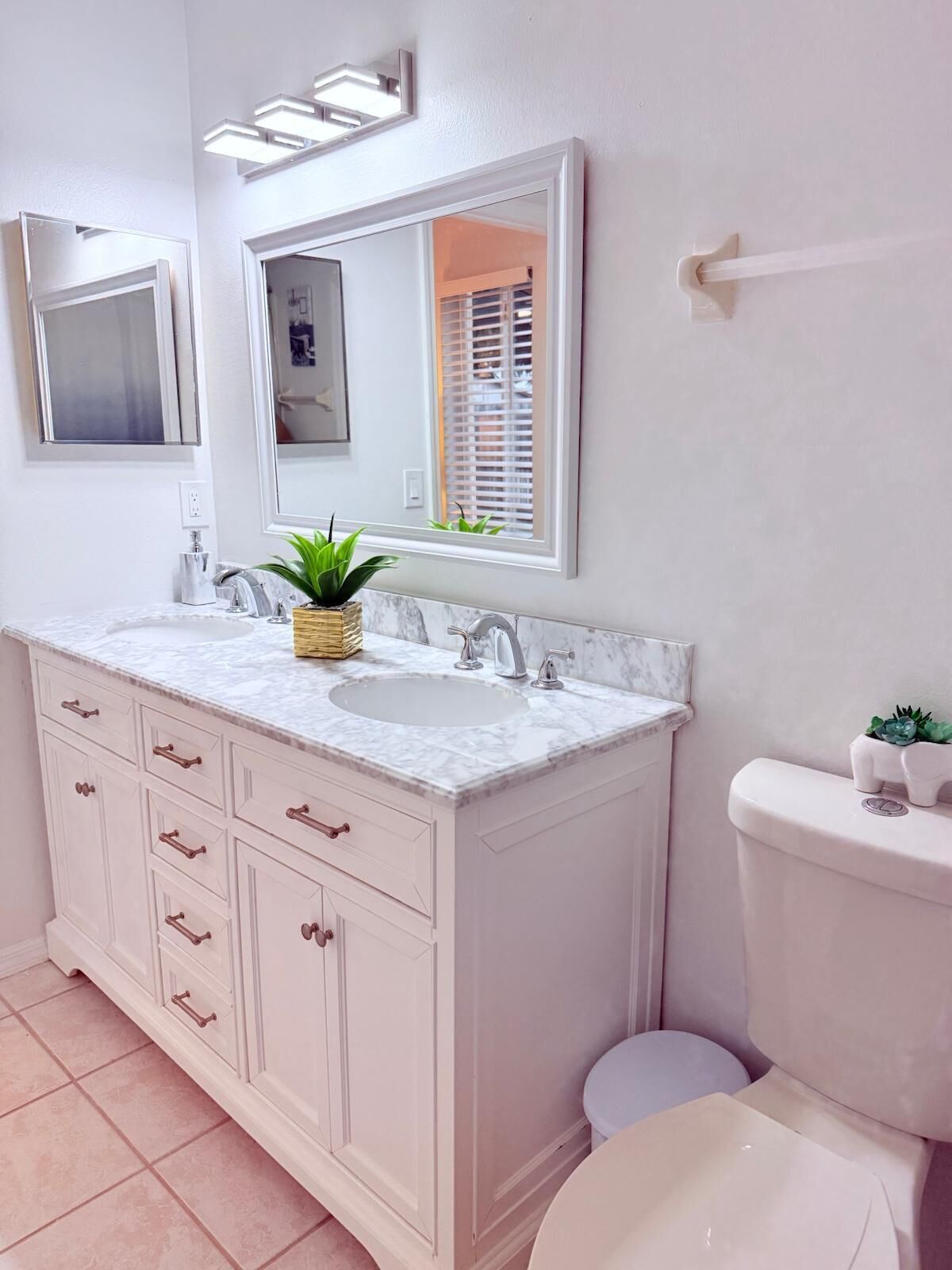 Toallas, jabón, papel de baño 