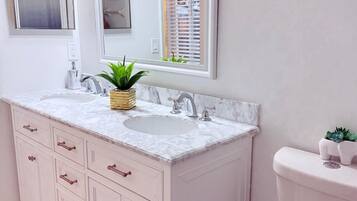 Toallas, jabón, papel de baño