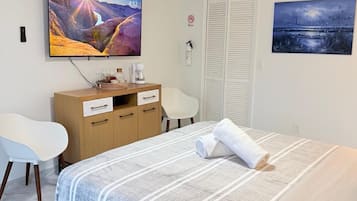 1 habitación, tabla de planchar con plancha, internet y ropa de cama