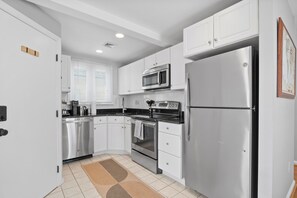 Een koelkast, een microgolfoven, een oven, een kookplaat