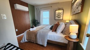 3 dormitorios, escritorio, tabla de planchar con plancha y cuna de viaje