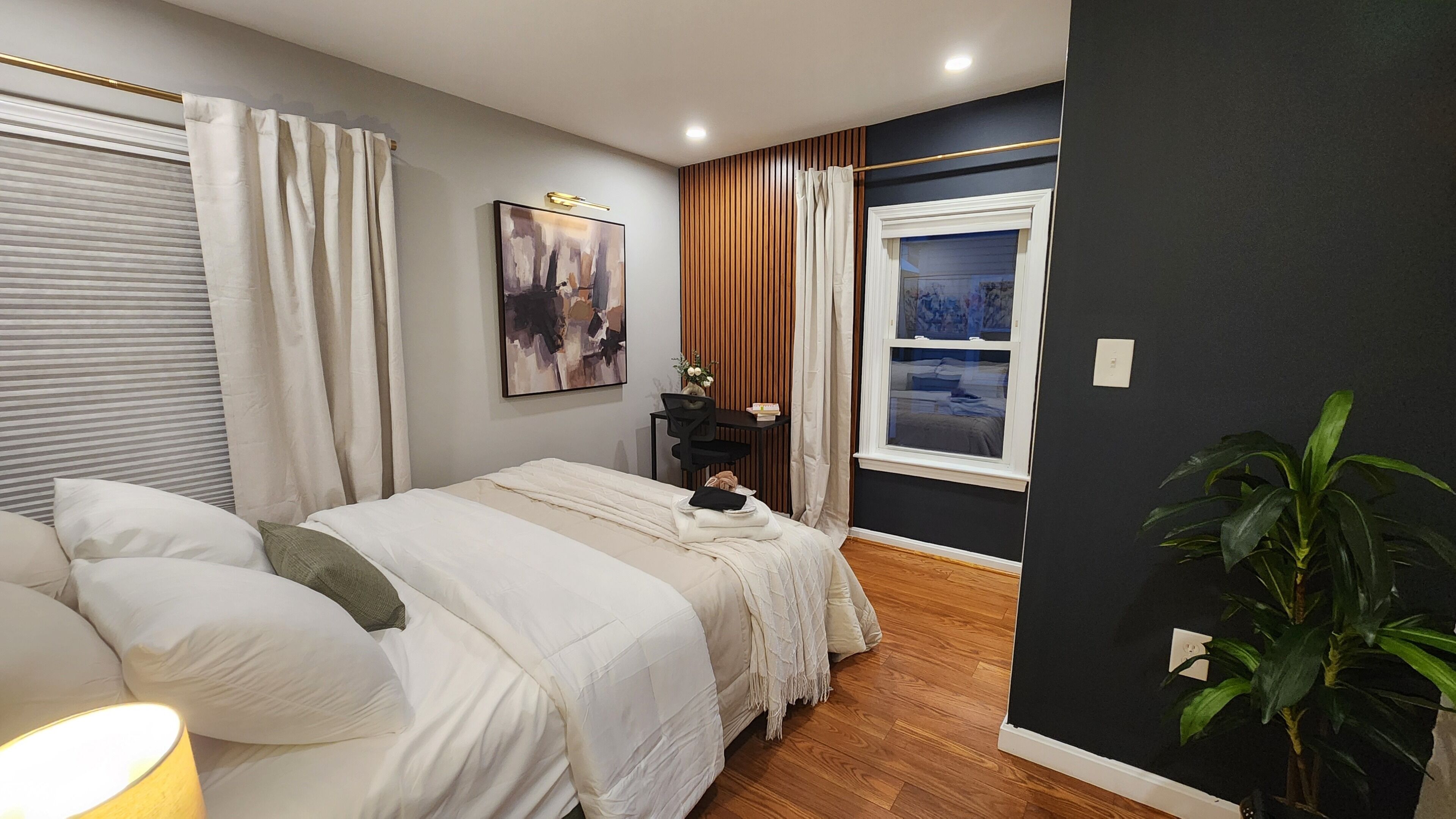 3 habitaciones, escritorio y tabla de planchar con plancha 