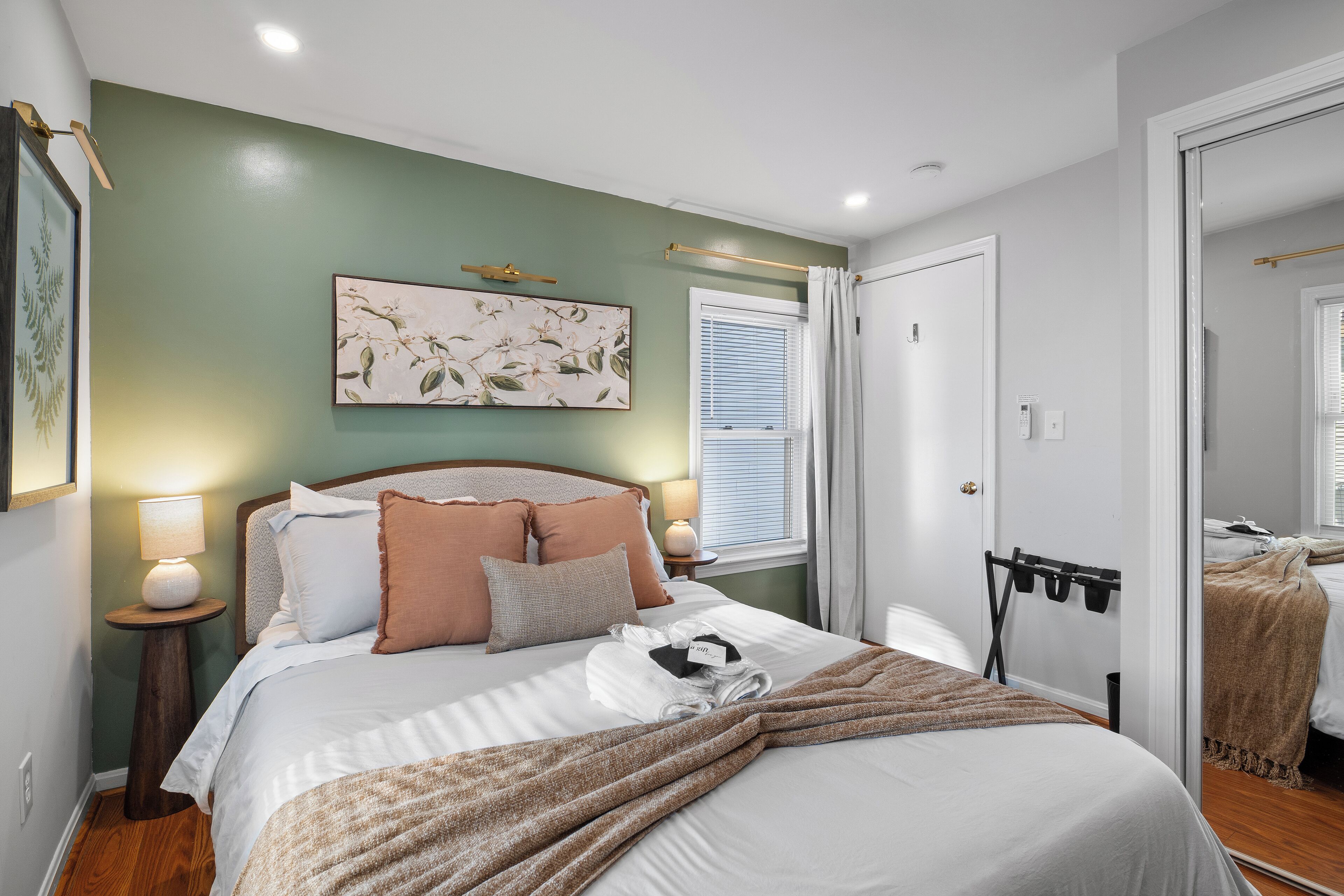 3 室のベッドルーム、デスク、アイロン / アイロン台、旅行用ベビーベッド